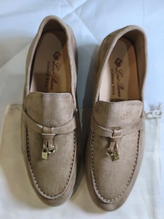 Zapatos Mocasines Beige con Detalle Dorado