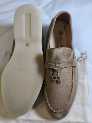 Zapatos Mocasines Beige con Detalle Dorado