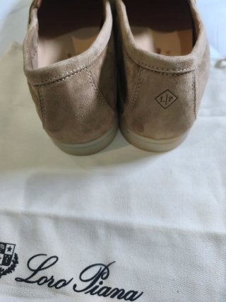 Zapatos Mocasines Beige con Detalle Dorado