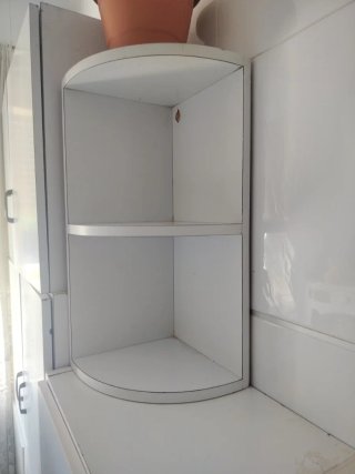 Estantería blanca de esquina