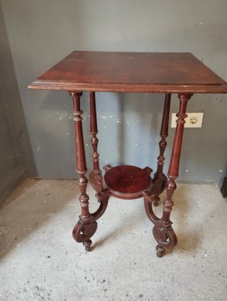 Mesa auxiliar antigua de nogal