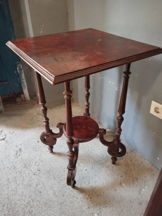 Mesa auxiliar antigua de nogal