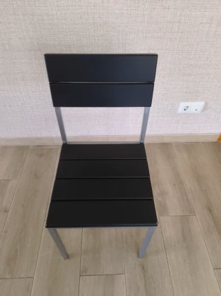 Silla negra y gris estructura de metal