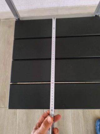 Silla negra y gris estructura de metal