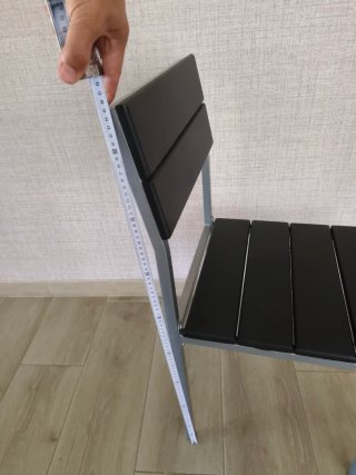 Silla negra y gris estructura de metal