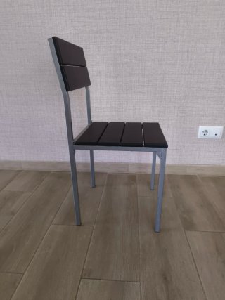 Silla negra y gris estructura de metal