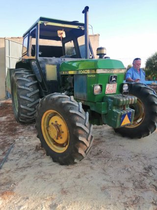 Tractor John Deere con motor nuevo