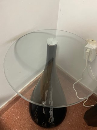 Mesita auxiliar cristal y base negra