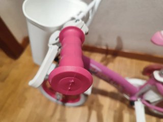 Bicicleta infantil rosa con ruedines