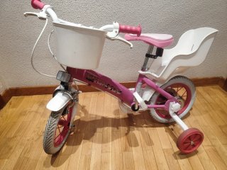 Bicicleta infantil rosa con ruedines