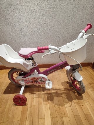 Bicicleta infantil rosa con ruedines