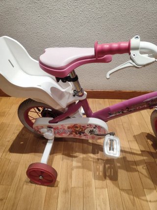 Bicicleta infantil rosa con ruedines