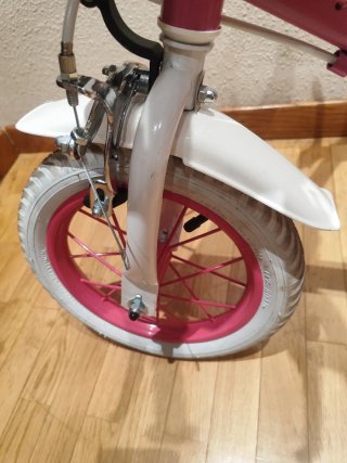 Bicicleta infantil rosa con ruedines