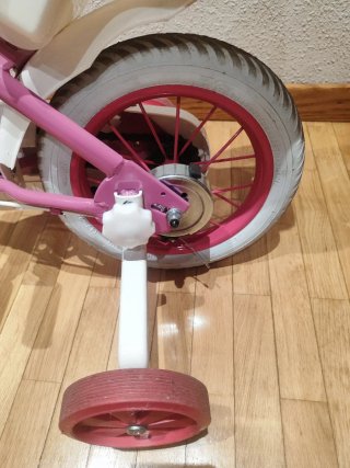 Bicicleta infantil rosa con ruedines