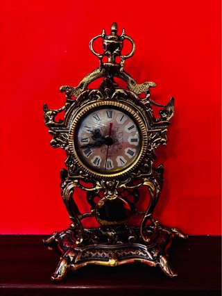Reloj de sobremesa de bronce antiguo