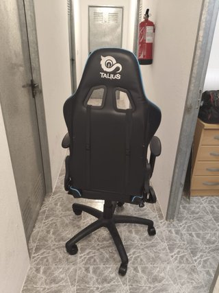 Silla gaming negra y azul