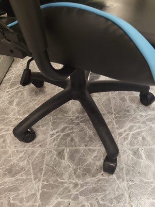 Silla gaming negra y azul