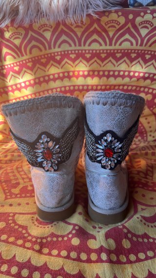 Botas plateadas con adornos de alas tipo Mou