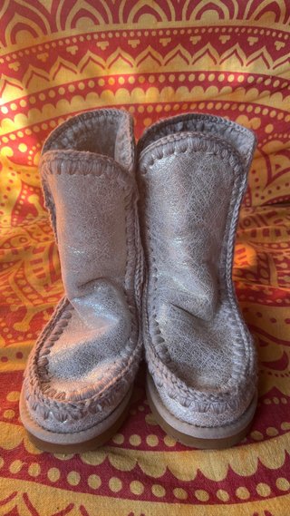 Botas plateadas con adornos de alas tipo Mou