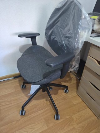 Silla de escritorio gris y negra