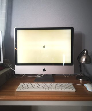 iMac 24" (Principios 2009) - Icónico Diseño Apple