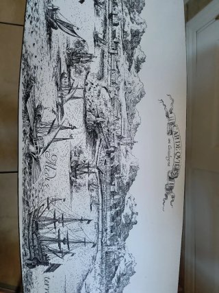 Mesa vintage con ilustración Cap de.