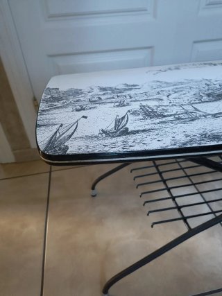 Mesa vintage con ilustración Cap de.