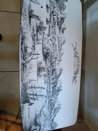 Mesa vintage con ilustración Cap de.