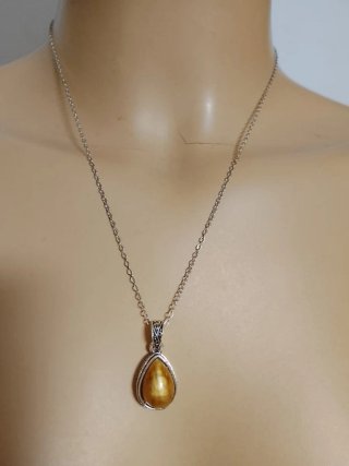 Conjunto collar y pendientes lágrima