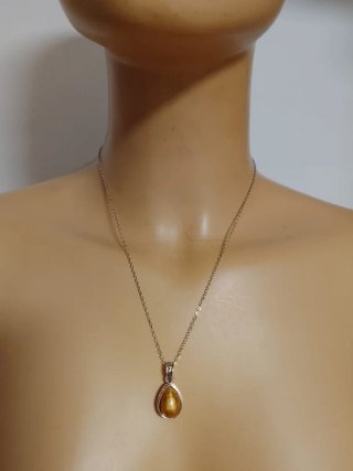 Conjunto collar y pendientes lágrima