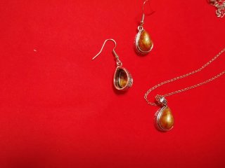 Conjunto collar y pendientes lágrima