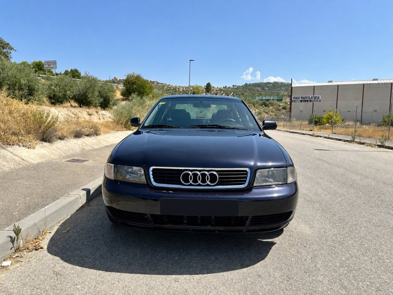 Audi A4 1998 - foto 1