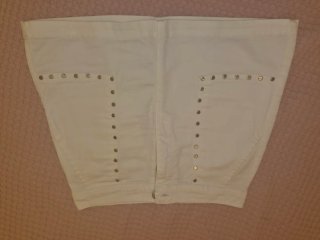 Falda vaquera blanca con tachuelas