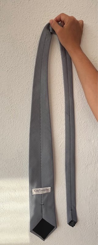 Corbata gris con rayas finas Guy Laroche