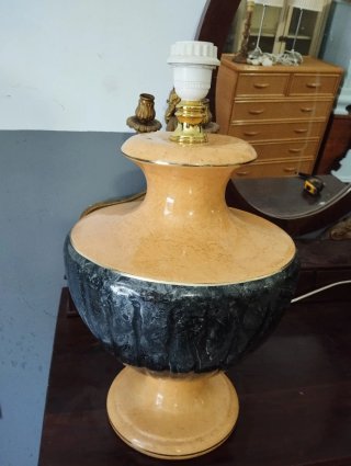 Lámpara de mesa cerámica naranja y negra