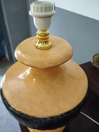 Lámpara de mesa cerámica naranja y negra