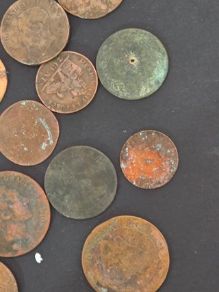Lote monedas  centenarias por descubrir.