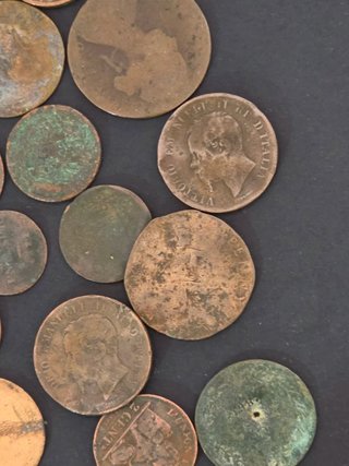 Lote monedas  centenarias por descubrir.