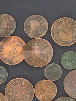 Lote monedas  centenarias por descubrir.