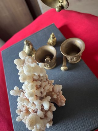 Figuras bronce y mineral