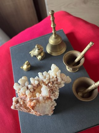 Figuras bronce y mineral