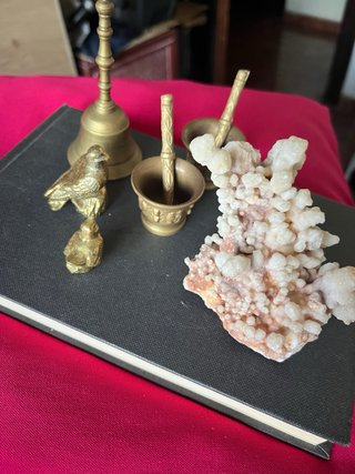 Figuras bronce y mineral