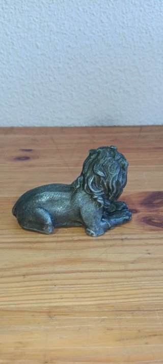 León de metal vintage