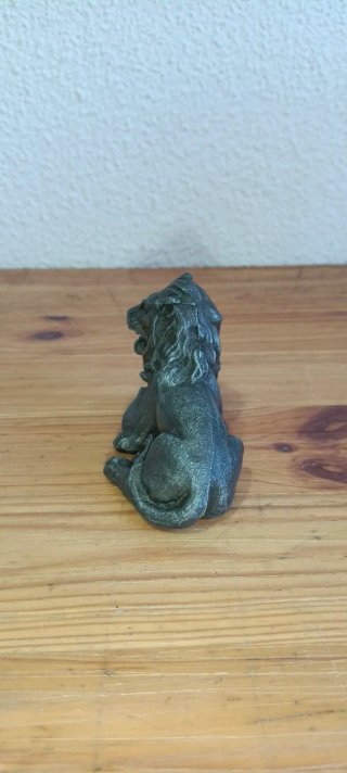 León de metal vintage