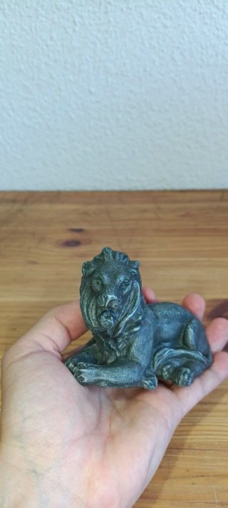 León de metal vintage
