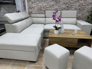 Sofá cama beige con puffs