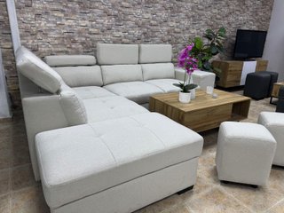 Sofá cama beige con puffs