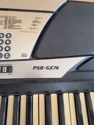 Teclado Yamaha PSR-GX76 con soporte