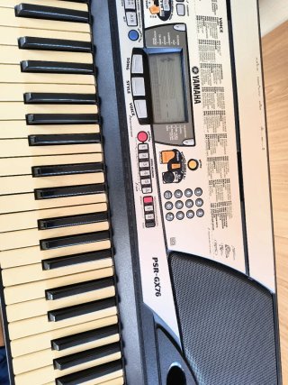 Teclado Yamaha PSR-GX76 con soporte