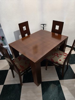 Mesa y 5 sillas de comedor